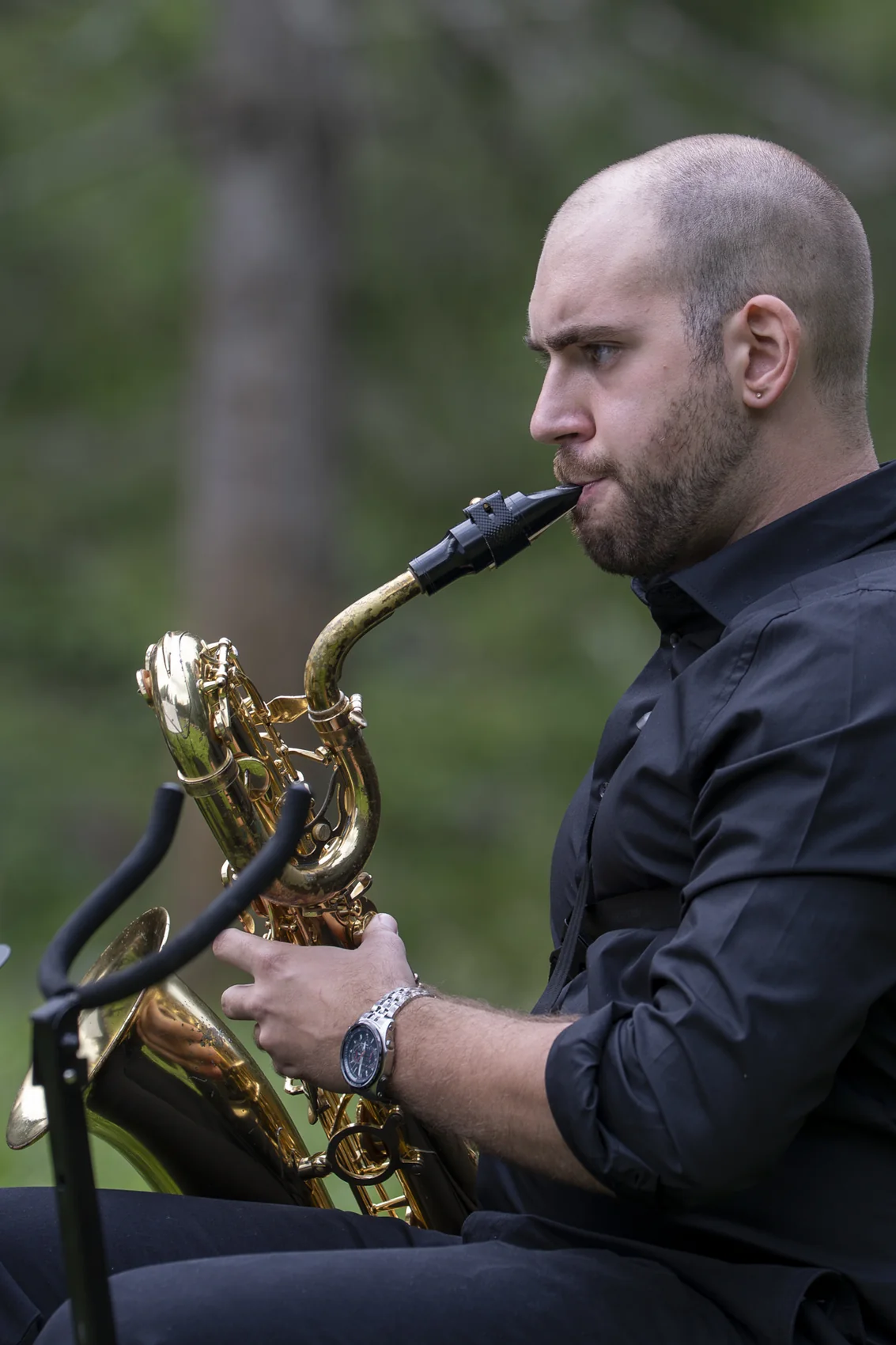 Musicista con sax baritono